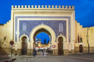 todos-los-caminos-llevan-a-la-puerta-azul_e67d686a_1254x836